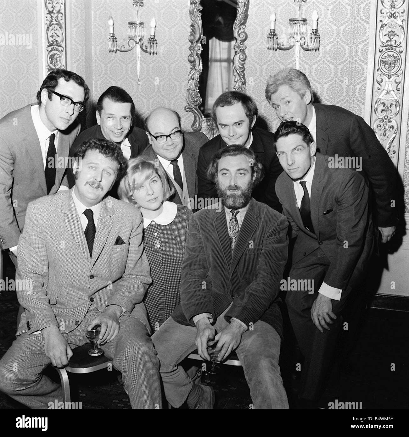 Gli autori Fay Weldon Aprile 1969 BANCATA POSTERIORE Harold Pinter George Melly David Campton Alan Ayckbourn John Bowen fila anteriore Alun Owen Fay Weldon James Saunders Lyndon Brook tutti gli autori hanno scritto i pezzi in mostra Doppio Misto Foto Stock