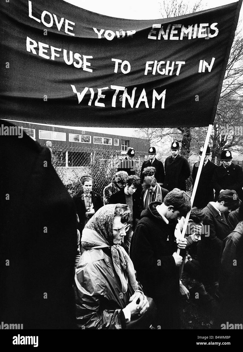 Anti Guerra del Vietnam dimostranti nel 1967 pregare al di fuori della American Air Force Base Dbase MSI Foto Stock