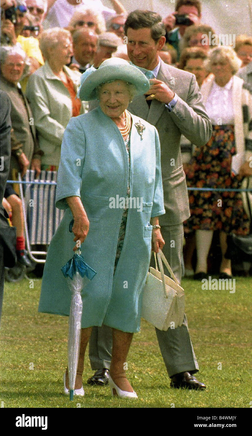 Il principe Carlo e la Regina madre a Sandringham flower show Luglio 1993 Foto Stock