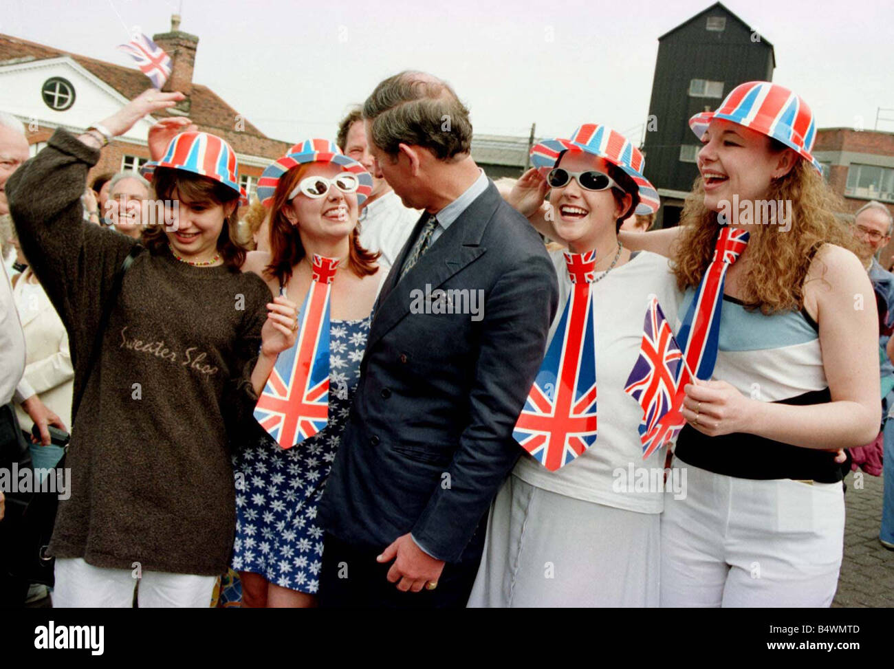 Il principe Carlo è accolto da un gruppo di residenti locali vestita per l'occasione durante la sua visita a Mistley Maggio 1997 Foto Stock
