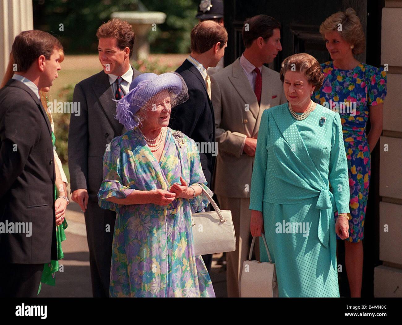 La regina madre compleanni 1989 fuori Clarence House per il suo 89esimo compleanno con la famiglia La Queen Elizabeth 2 Prince Charles Princess Diana il principe Andréj Duca di York duchessa di York Prince Edward e Zara Phillips Foto Stock