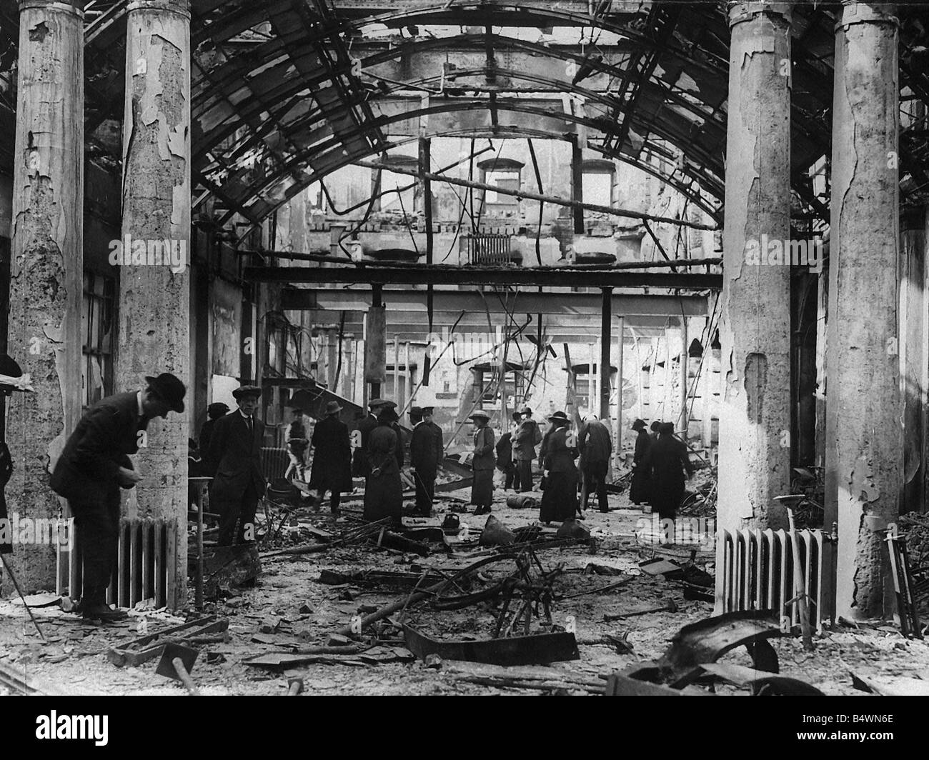 Dublin Post Office in rovine 4 maggio 1916 Dublinesi a piedi attraverso i resti dell'Ufficio Postale di Sackville fila dopo la ribellione di Pasqua la rivolta si è verificato il lunedì di Pasqua, 24 aprile 1916 e centrato principalmente su Dublino I principali obiettivi erano il conseguimento della libertà politica e della creazione di una Repubblica Irlandese la mattina del 29 aprile 1916 il post office sito di costruzione dei ribelli quartier generale è stato oggetto di attacchi da parte di elementi dell'Esercito britannico riconoscendo la futilità di ulteriore resistenza i ribelli si arrese senza condizioni il pomeriggio del 29 OP448G Box15 Y2K Foto Stock