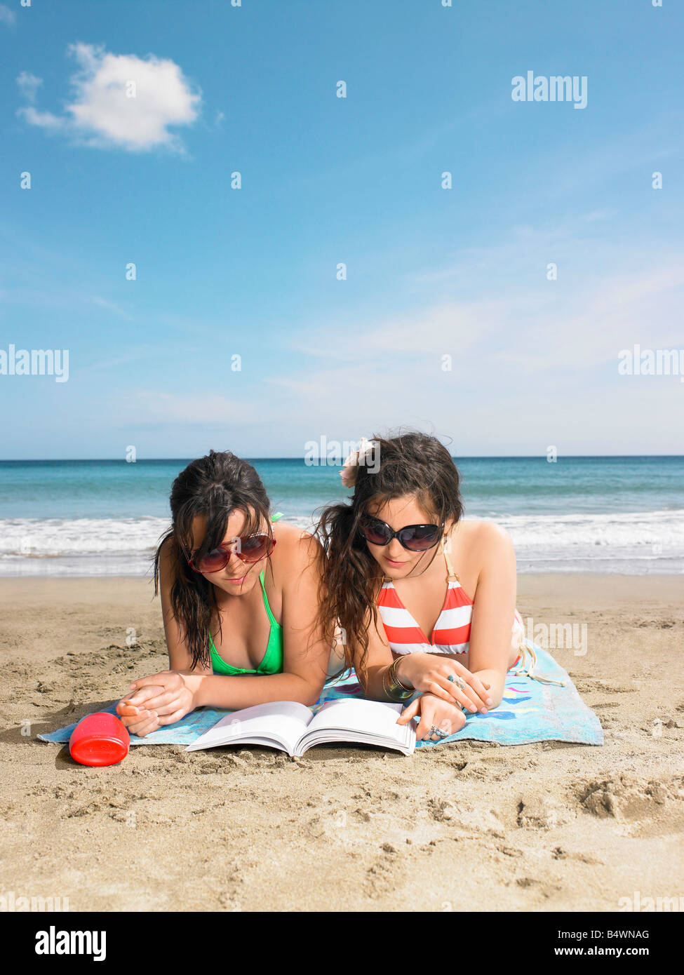 Due giovani donna la condivisione di un libro Foto Stock