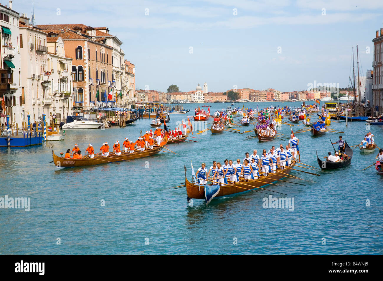 Squadre di canottaggio sul Canal Grande a Venezia per la Regata Storica che ha luogo ogni settembre Foto Stock