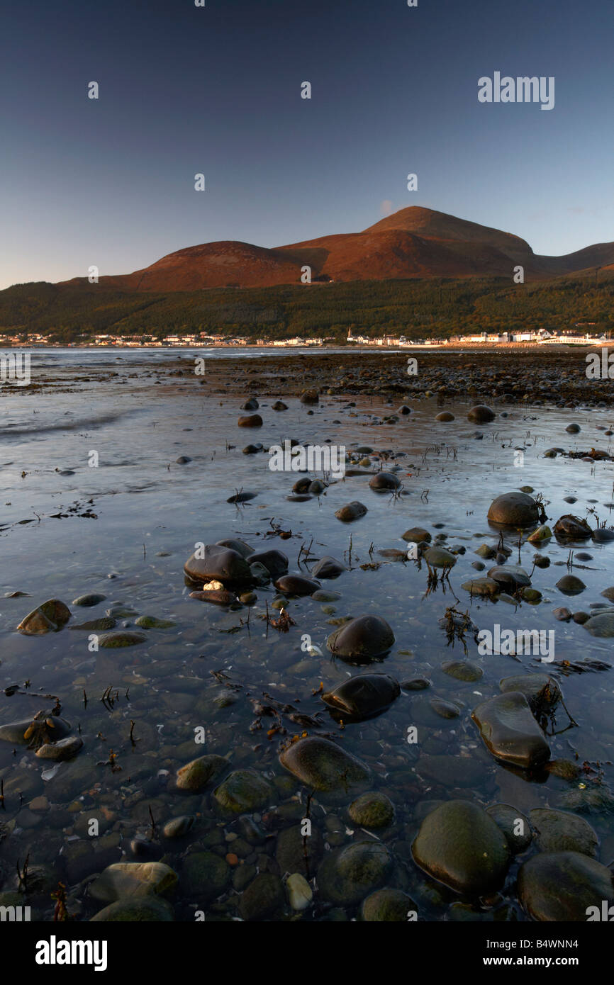 La Mourne Mountains e newcastle beach all'alba contea di Down Irlanda del Nord Foto Stock