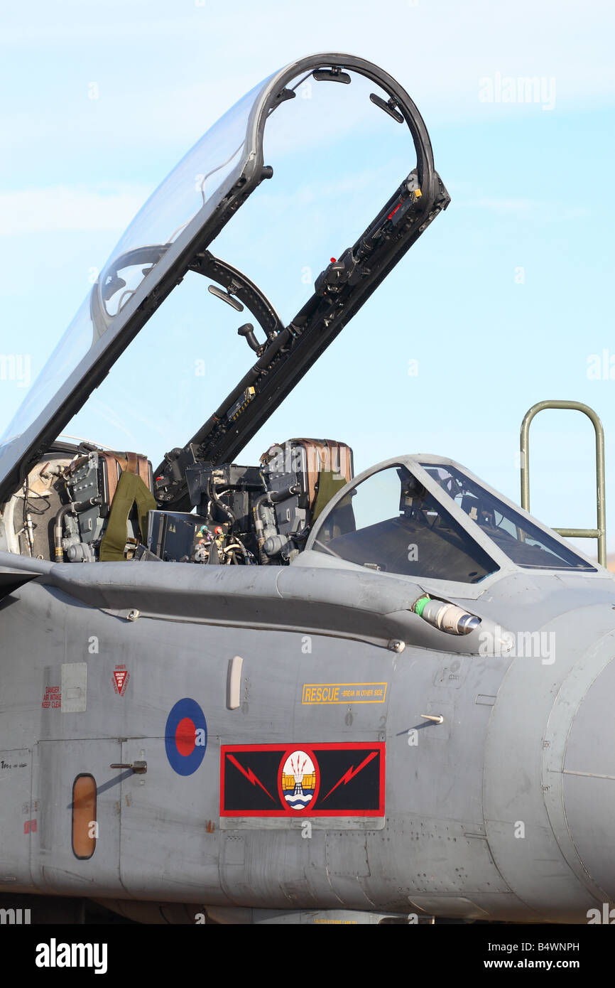 Royal Air Force RAF Tornado GR4 jet da combattimento aereo bombardiere naso sulla vista con in volo per i rifornimenti di carburante e della sonda 617 Sqd iscrizioni Foto Stock