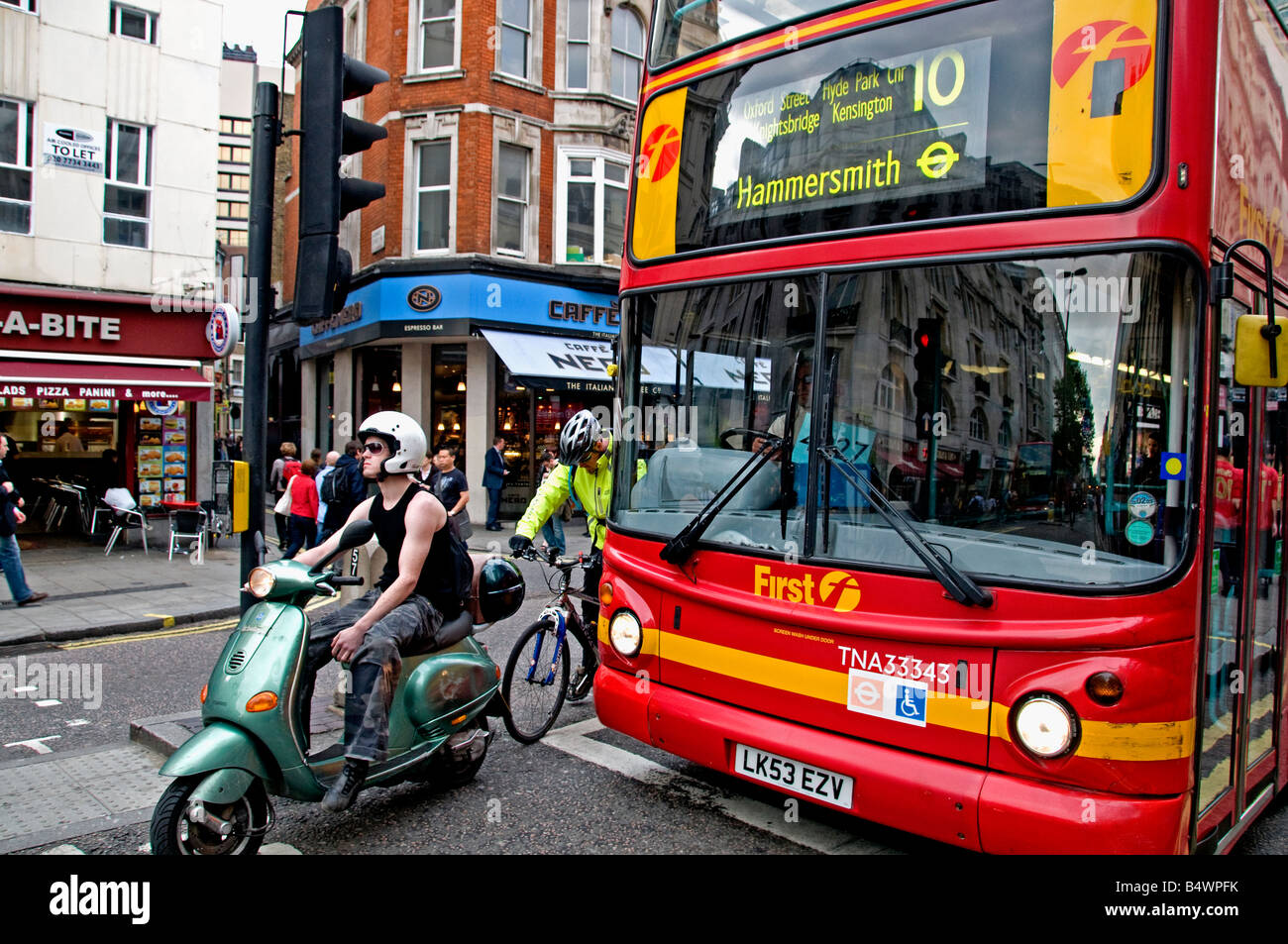 Bus rosso a due piani London Oxford Street Foto Stock