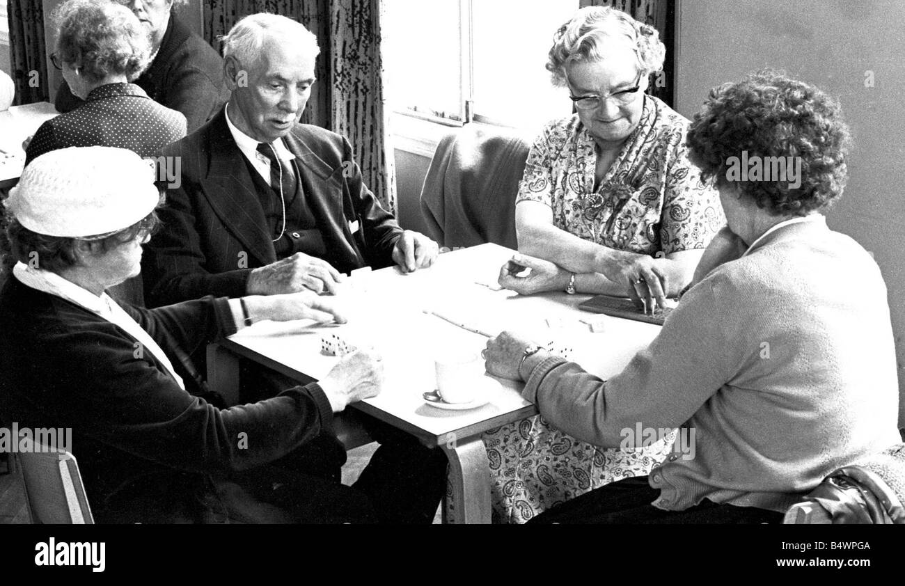 Le persone anziane gioca domino, Coventry.&#13;&#10;16 agosto 1962&#13;&#10;&#13;&#10; Foto Stock