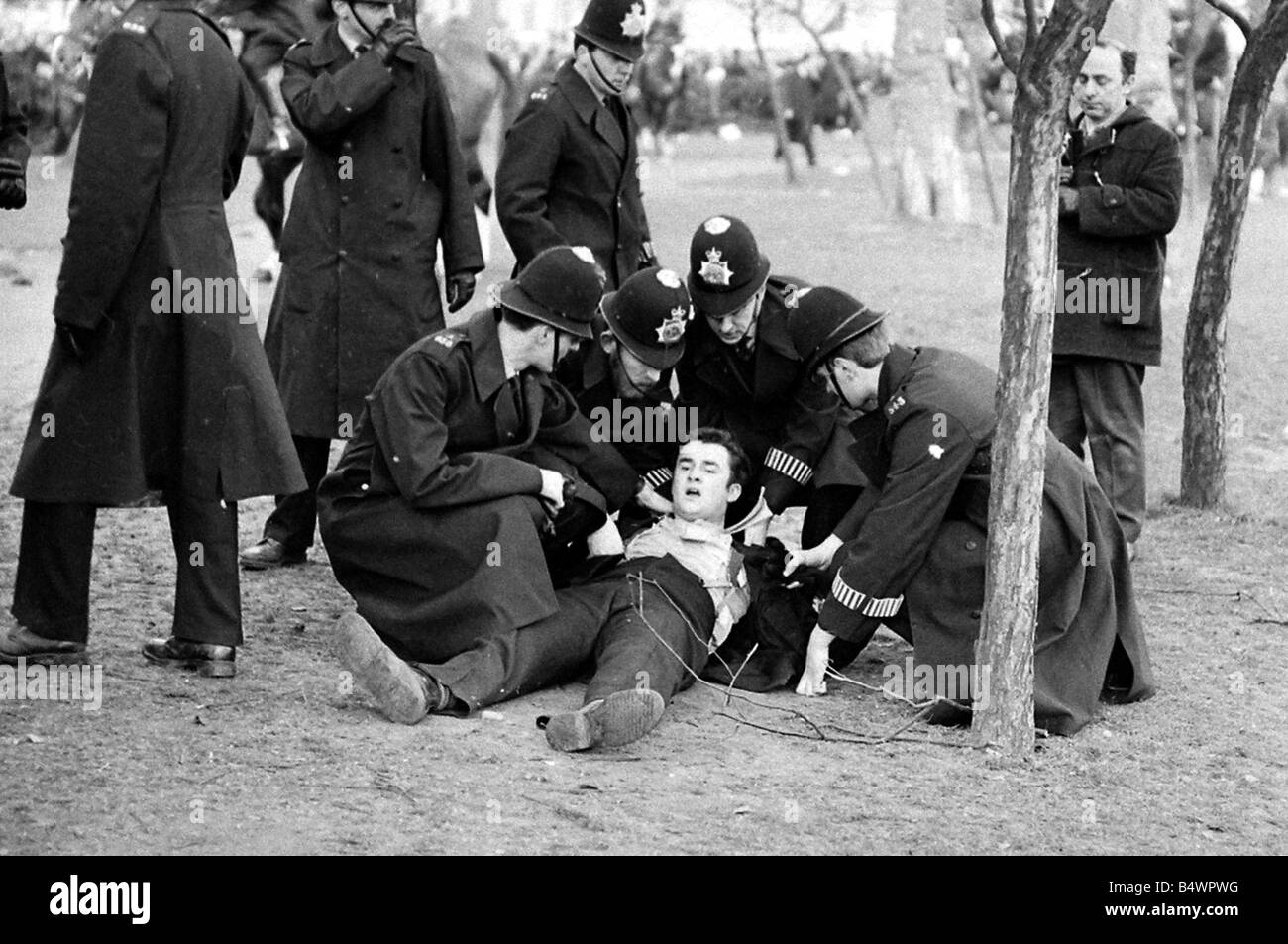 Un dimostrante è portato via durante disordini presso l ambasciata americana in Grosvenor Square su per andare in Vietnam conflitto Marzo 1968 Y2617 7074 8a Foto Stock