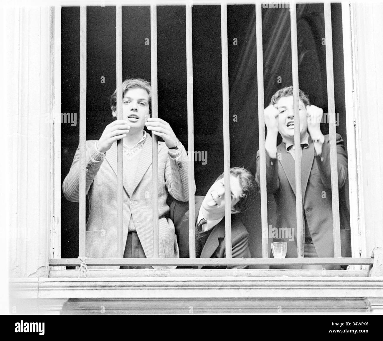 Gli studenti e i lavoratori Mar. in dimostrazione a Parigi prima di giugno le elezioni generali. Giugno 1968 la nostra immagine mostra gli studenti dur Foto Stock