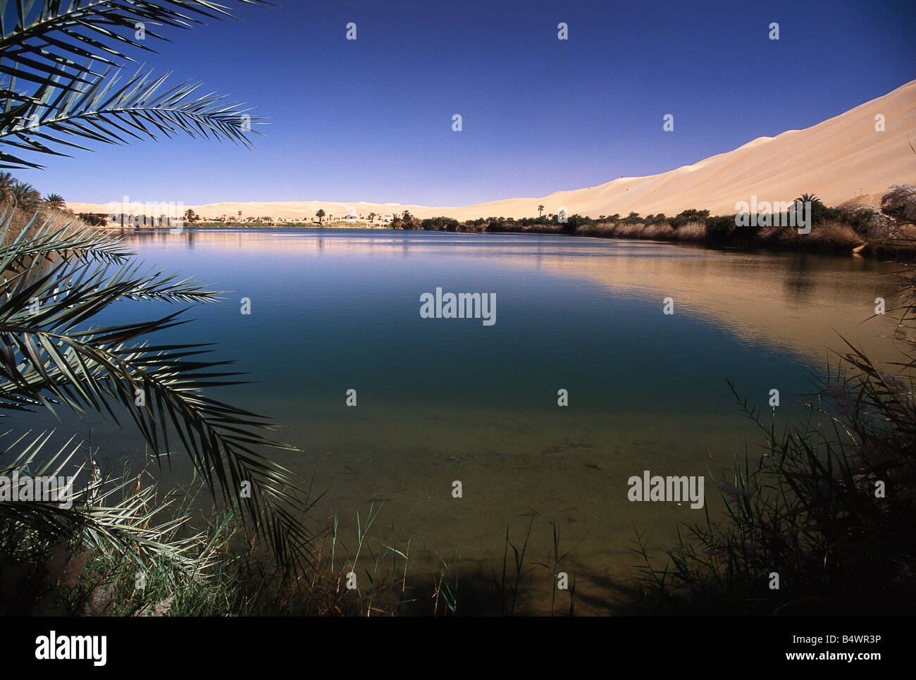 Umm Il Mara è il più grande dei laghi di Ubari nel Ubari Mare di Sabbia, il Deserto del Sahara, Libia. Foto Stock