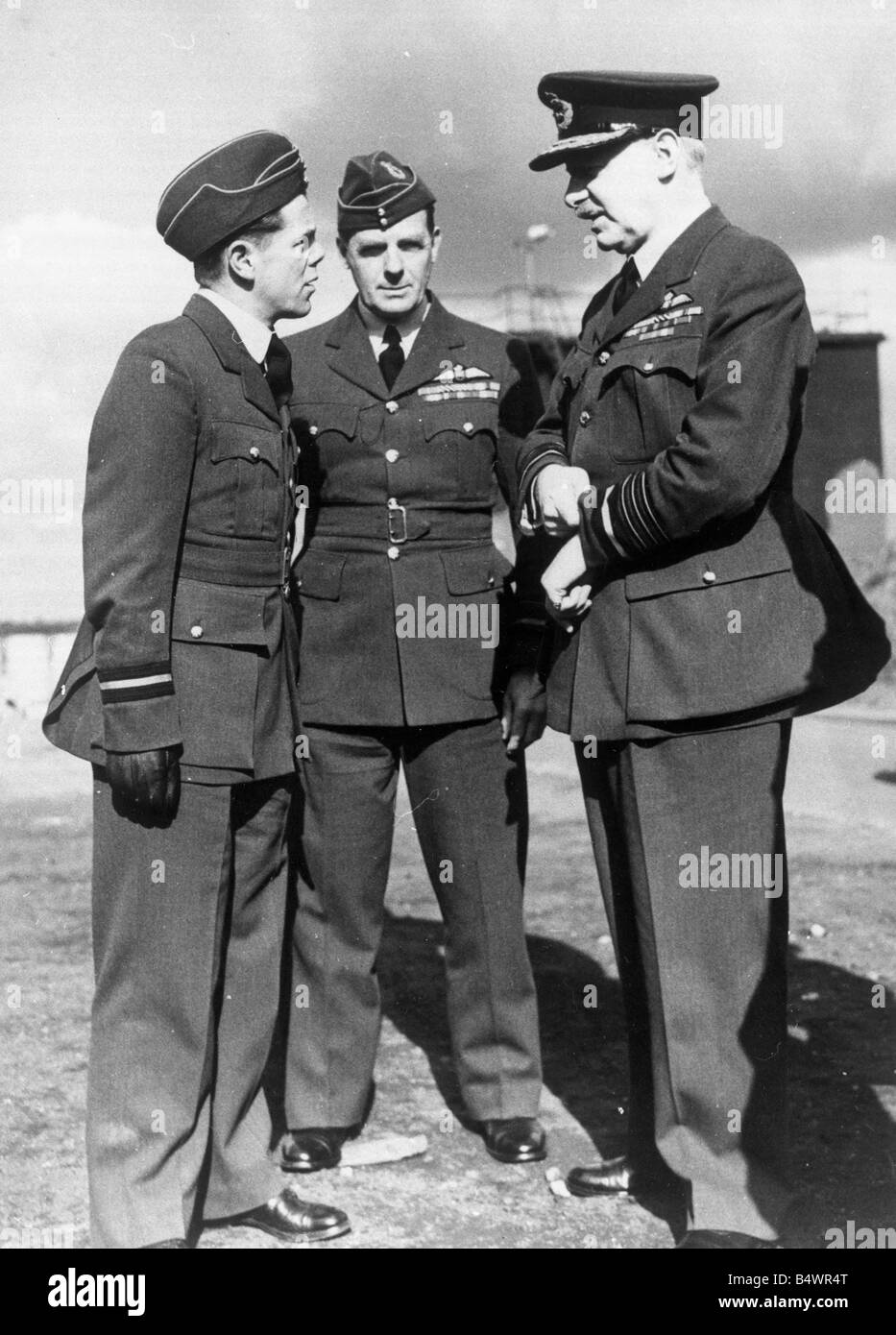 Il Maresciallo dell'aria Sir Arthur Harris bombardiere comandante in capo del comando di bombardamenti in chat con aria Commodores nella RAF durante il mondo Foto Stock