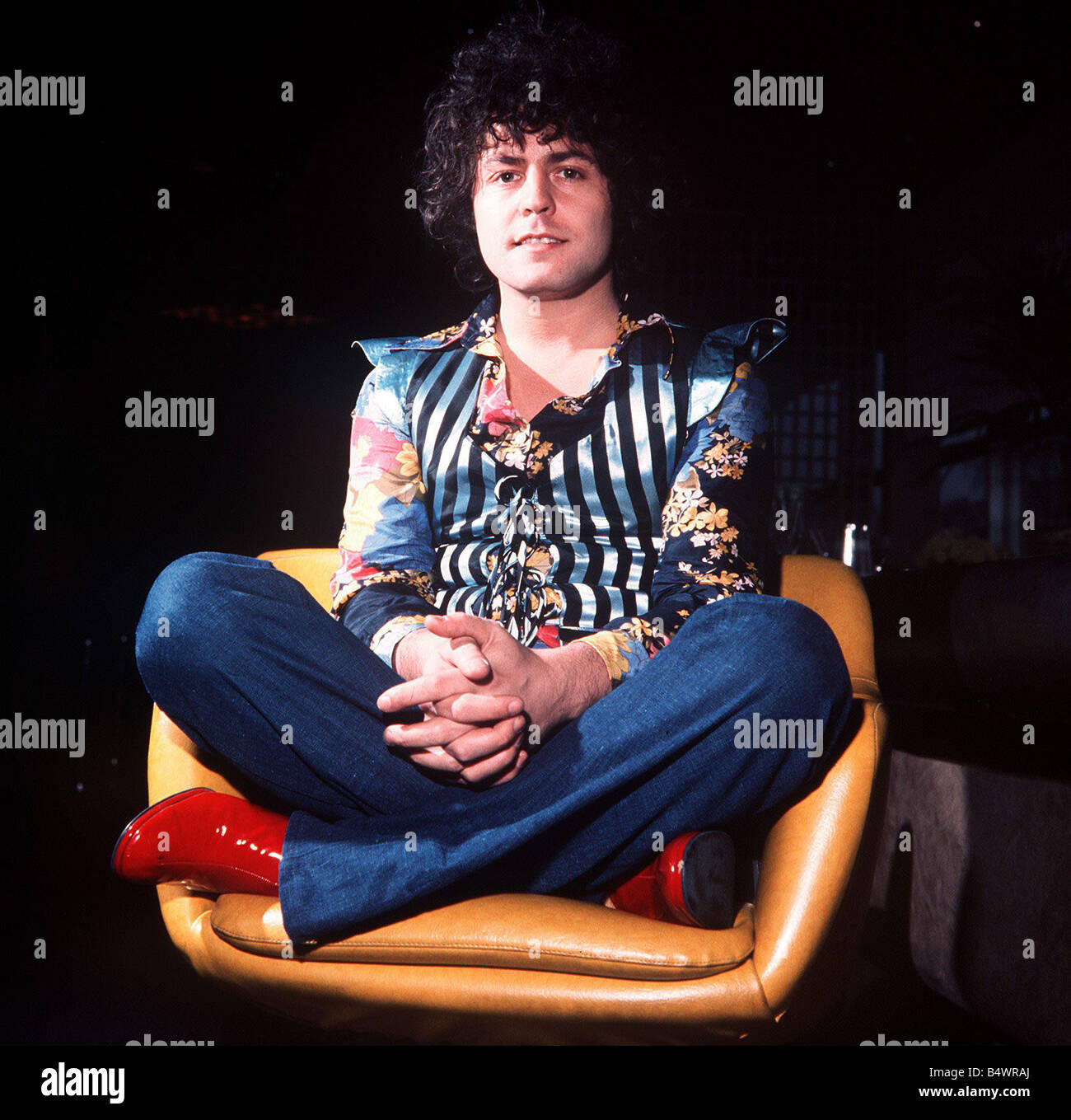 Marc Bolan cantante leader del gruppo pop T Rex seduta zampe trasversale in cattedra msi Foto Stock