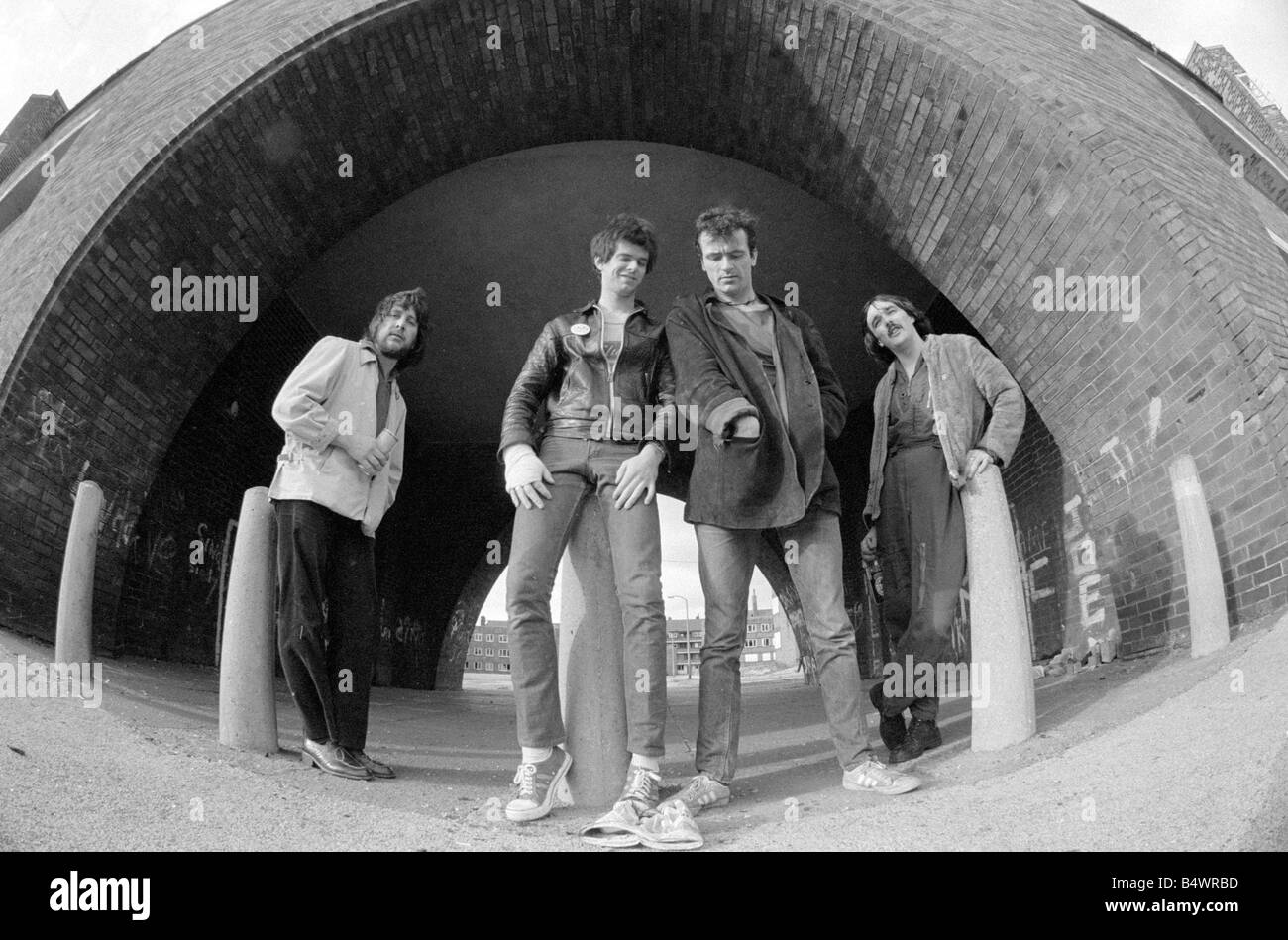 Gli Stranglers visto qui prima del loro concerto di Manchester intrattenimento musica Punk Giugno 1977 Foto Stock