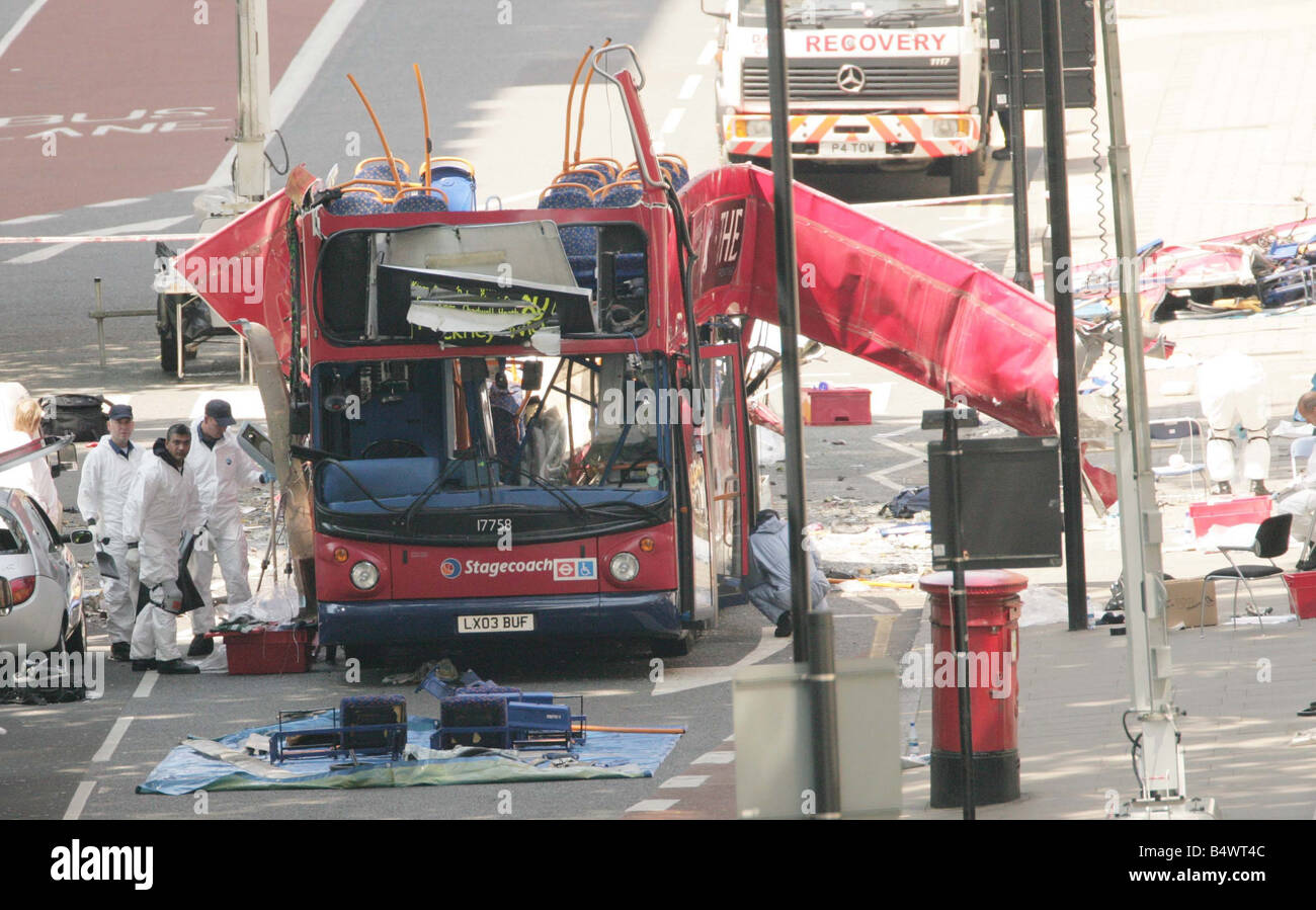 Il soffiato su autobus numero 30 in Tavistock Square domenica 3 giorni dopo l'attacco terroristico con team forensic Luglio 2005 attentati di Londra Foto Stock
