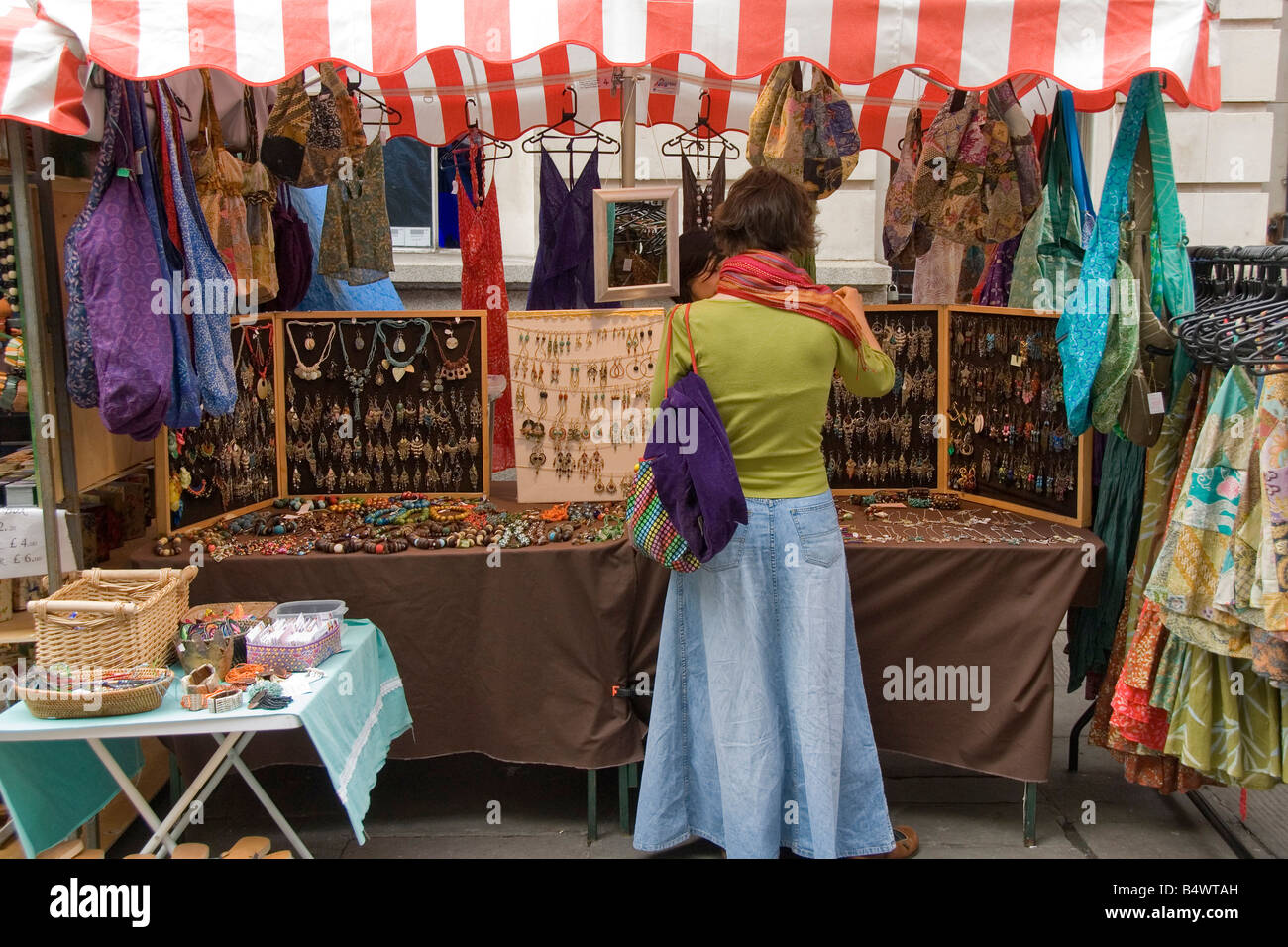 La donna lo shopping al mercato in stallo, Bristol, Inghilterra, Regno Unito, Europa Foto Stock