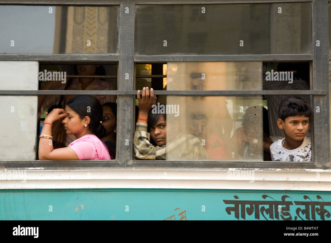 Pendolari su un bus, New Delhi, India Foto Stock
