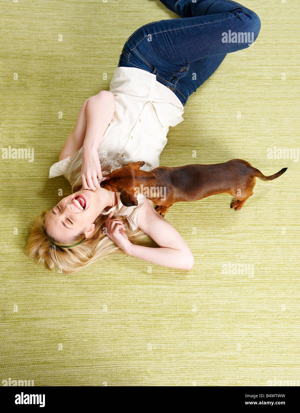 Giovane donna che gioca con il cane Foto Stock