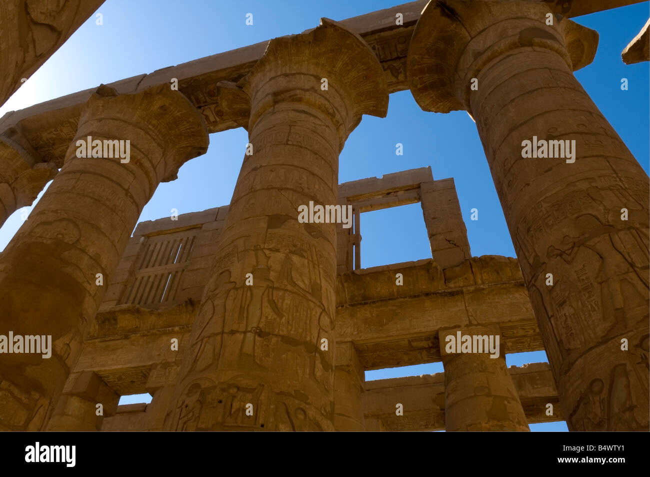 Colonne e capitelli di grande Hypostyle Hall, Tempio di Karnak complessa, Sito Patrimonio Mondiale dell'UNESCO, Luxor, Egitto Foto Stock