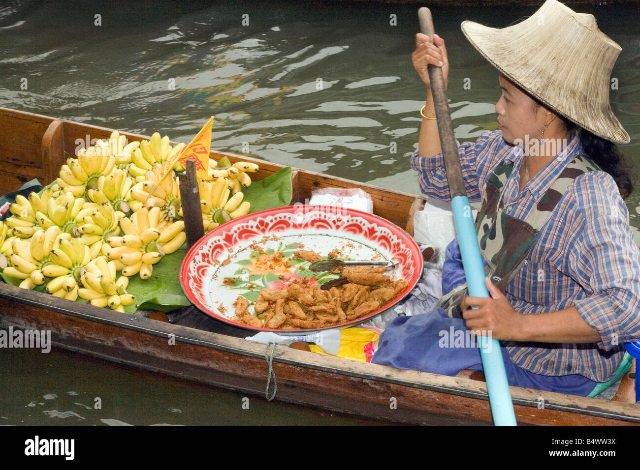 Il mercato galleggiante di Damnoen saduak, un passato di vita a Ratchaburi. Un mercato galleggiante popolare con venditori in barche di legno sui corsi d'acqua in Thailandia. Foto Stock