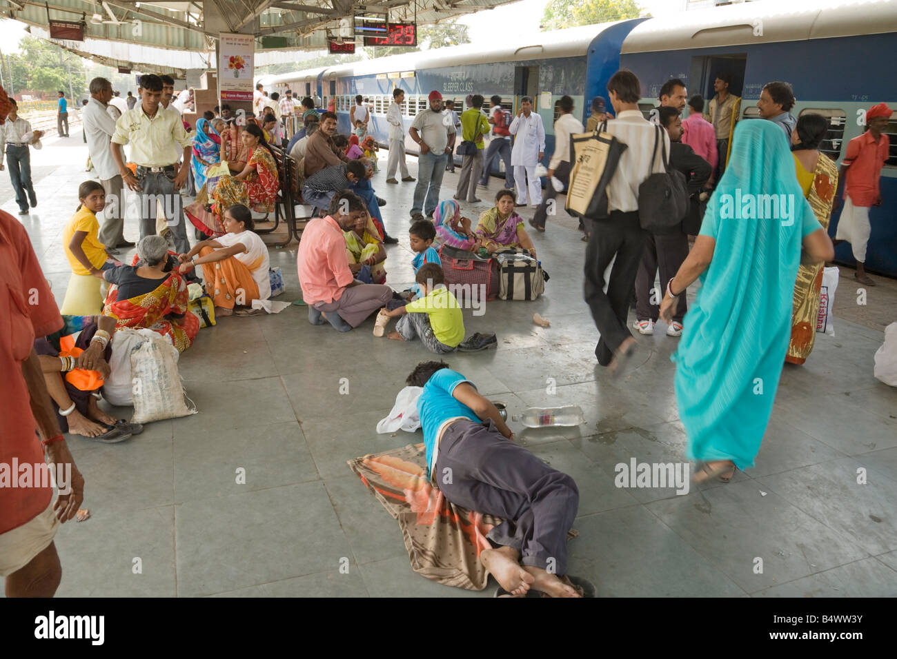Tipica scena in corrispondenza di una stazione in India, Sawai Madhopur Junction, Rajasthan in India Foto Stock