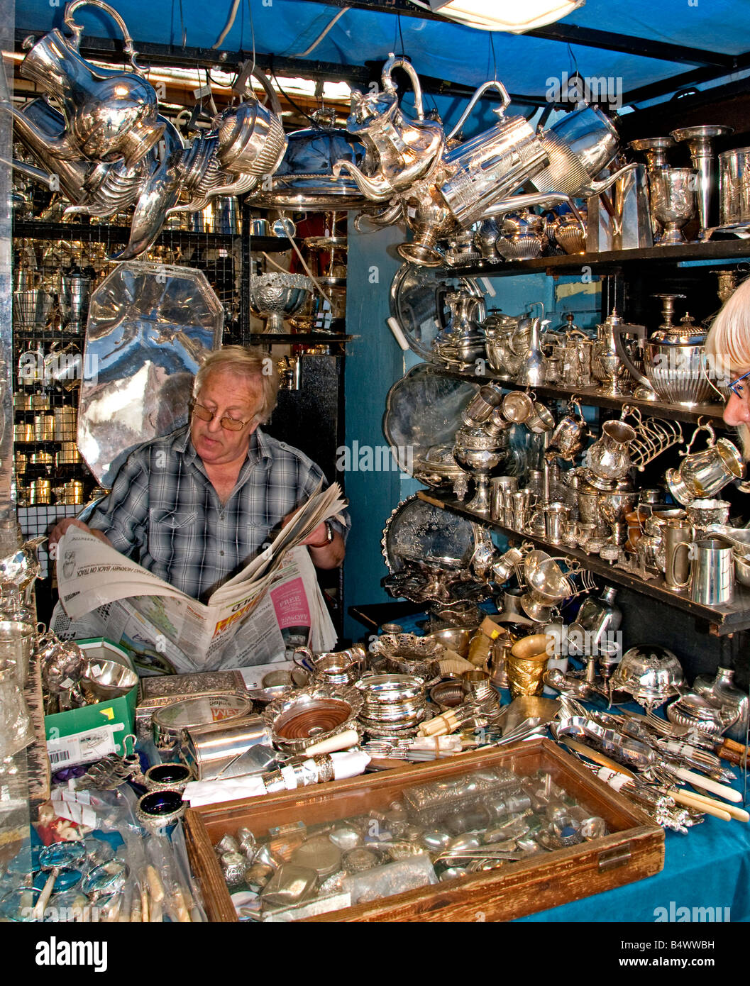 Mercato di Portobello Road a Notting Hill Londra Silver Foto Stock