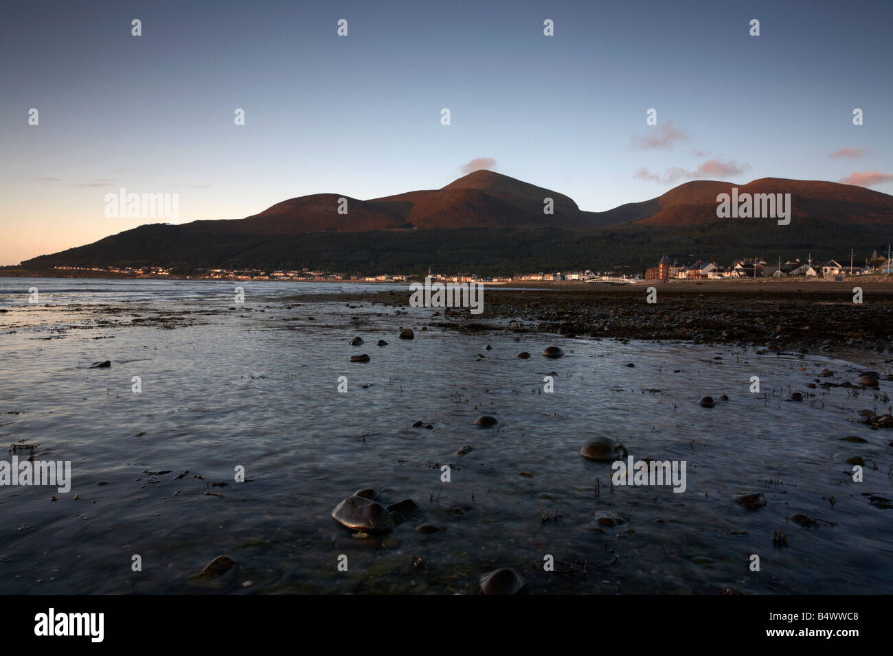 La Mourne Mountains e newcastle beach all'alba contea di Down Irlanda del Nord Foto Stock