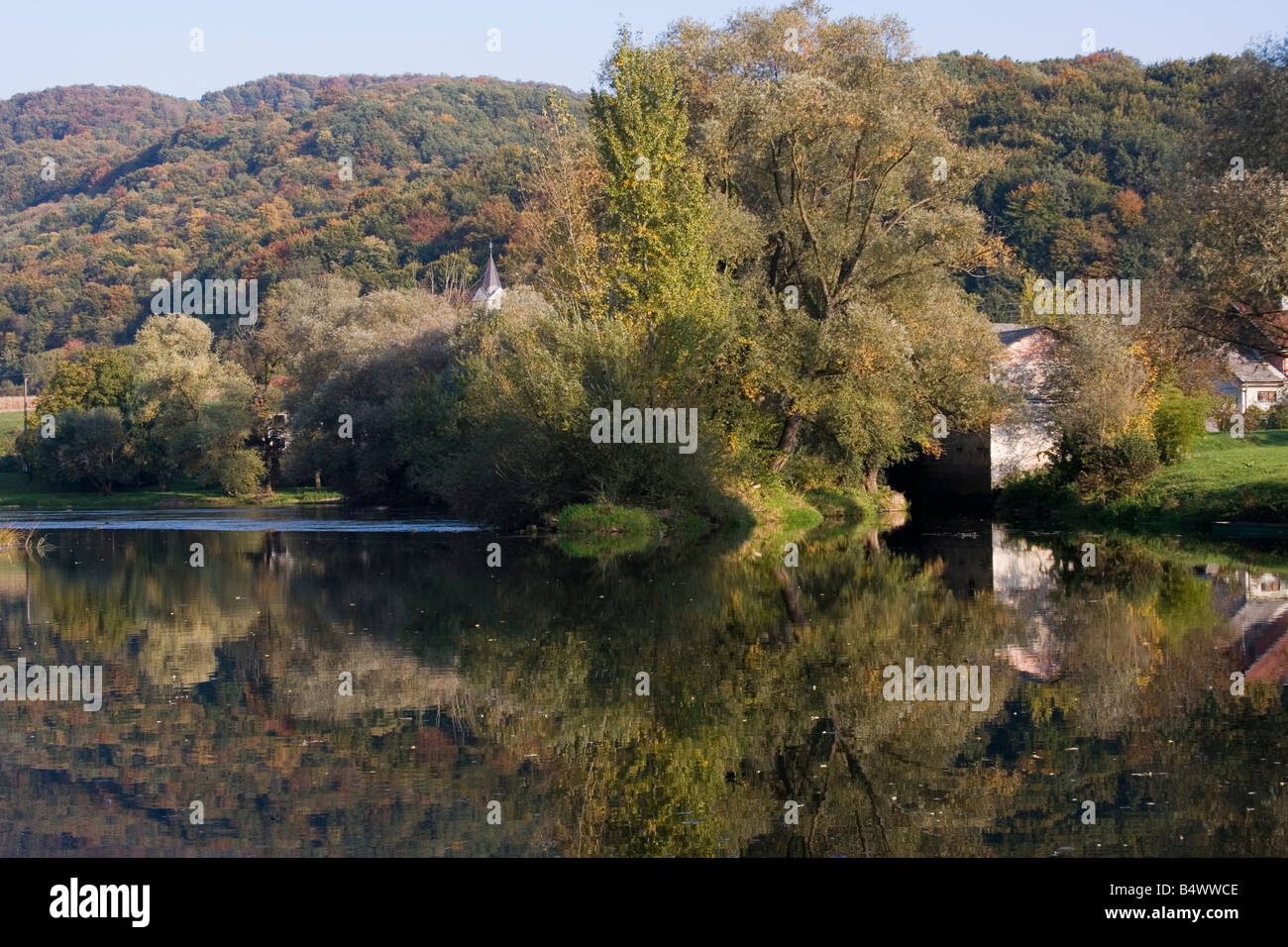 Dal fiume in Autunno colori Foto Stock