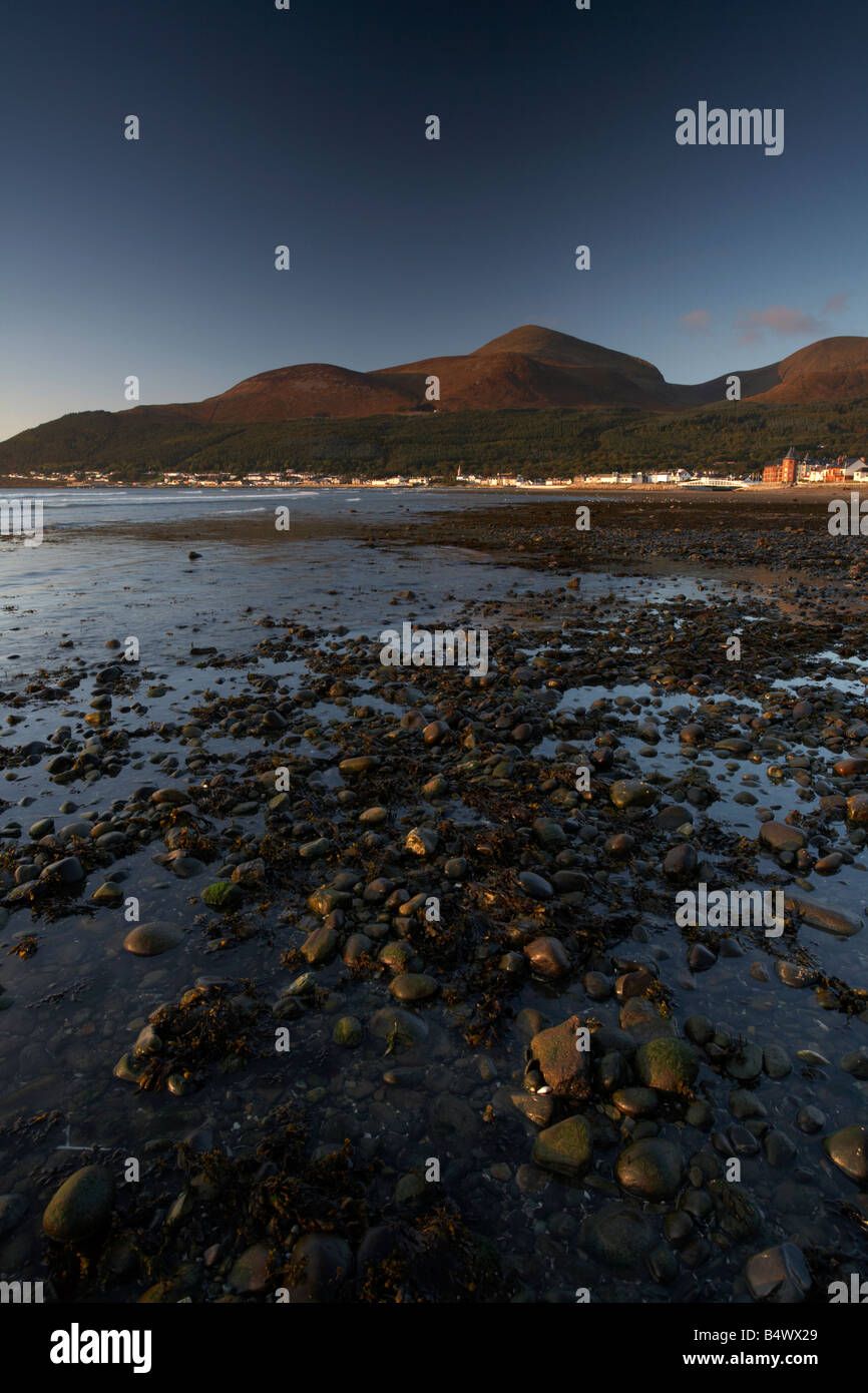 La Mourne Mountains e newcastle beach all'alba contea di Down Irlanda del Nord Foto Stock