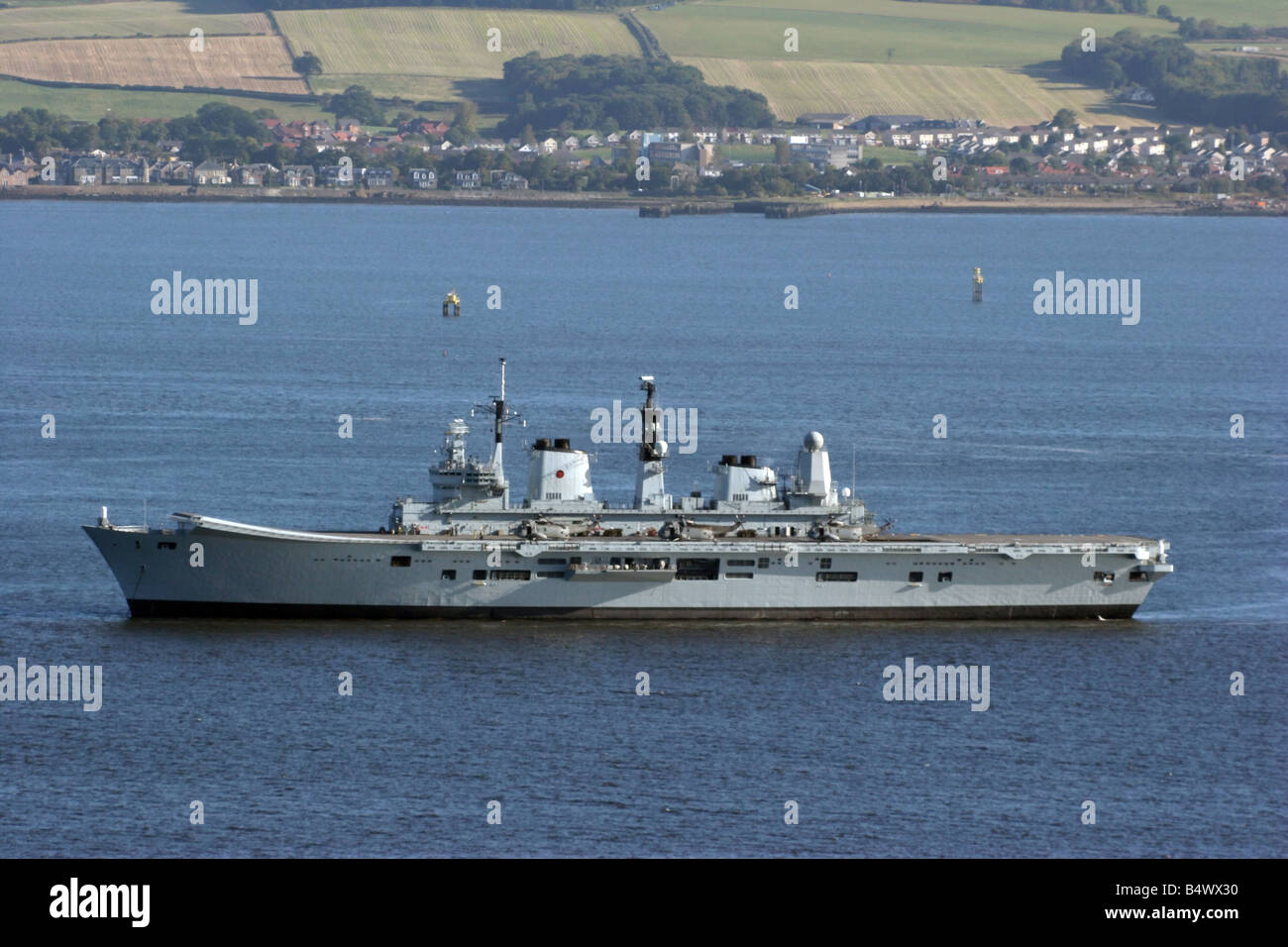 HMS Ark Royal al di ancoraggio nel Firth of Clyde off Greenock Foto Stock