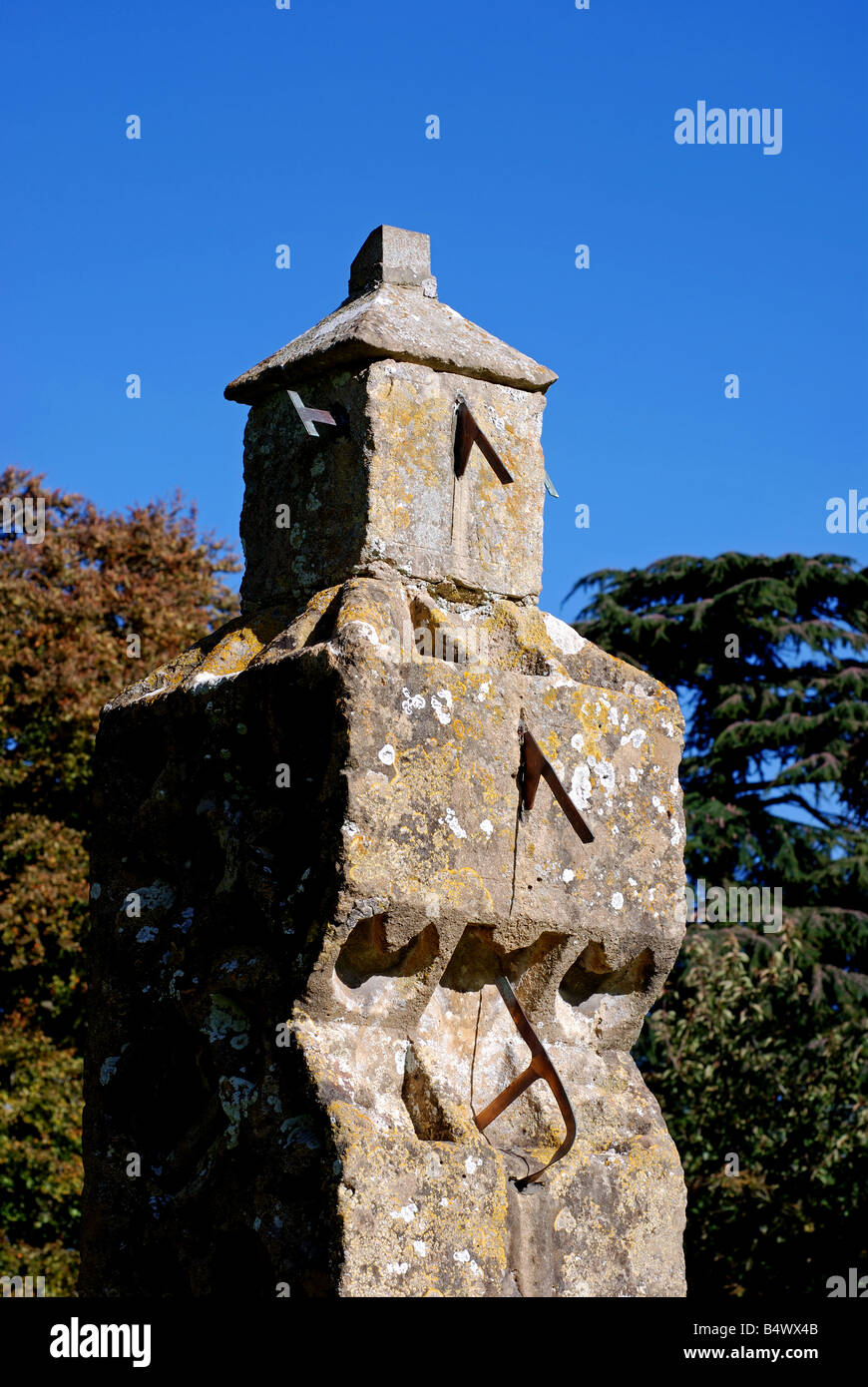 Il vecchio orologio solare, St. Mary's sagrato, Elmley Castello, Worcestershire, Regno Unito Foto Stock