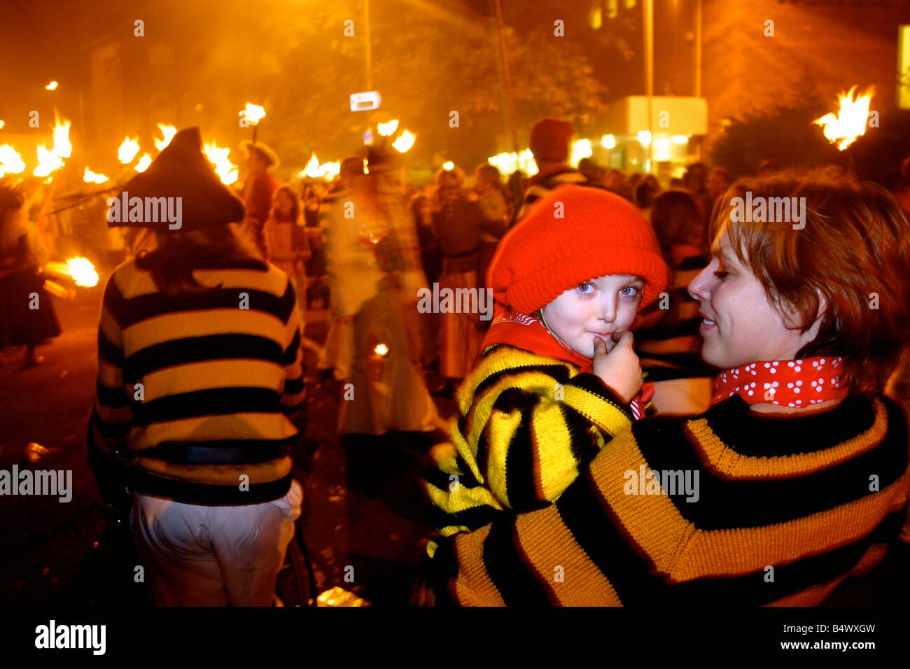 Il bambino e la madre LEWES falò di Guy Fawkes contrabbandieri notte Costumi fuochi d'artificio Foto Stock