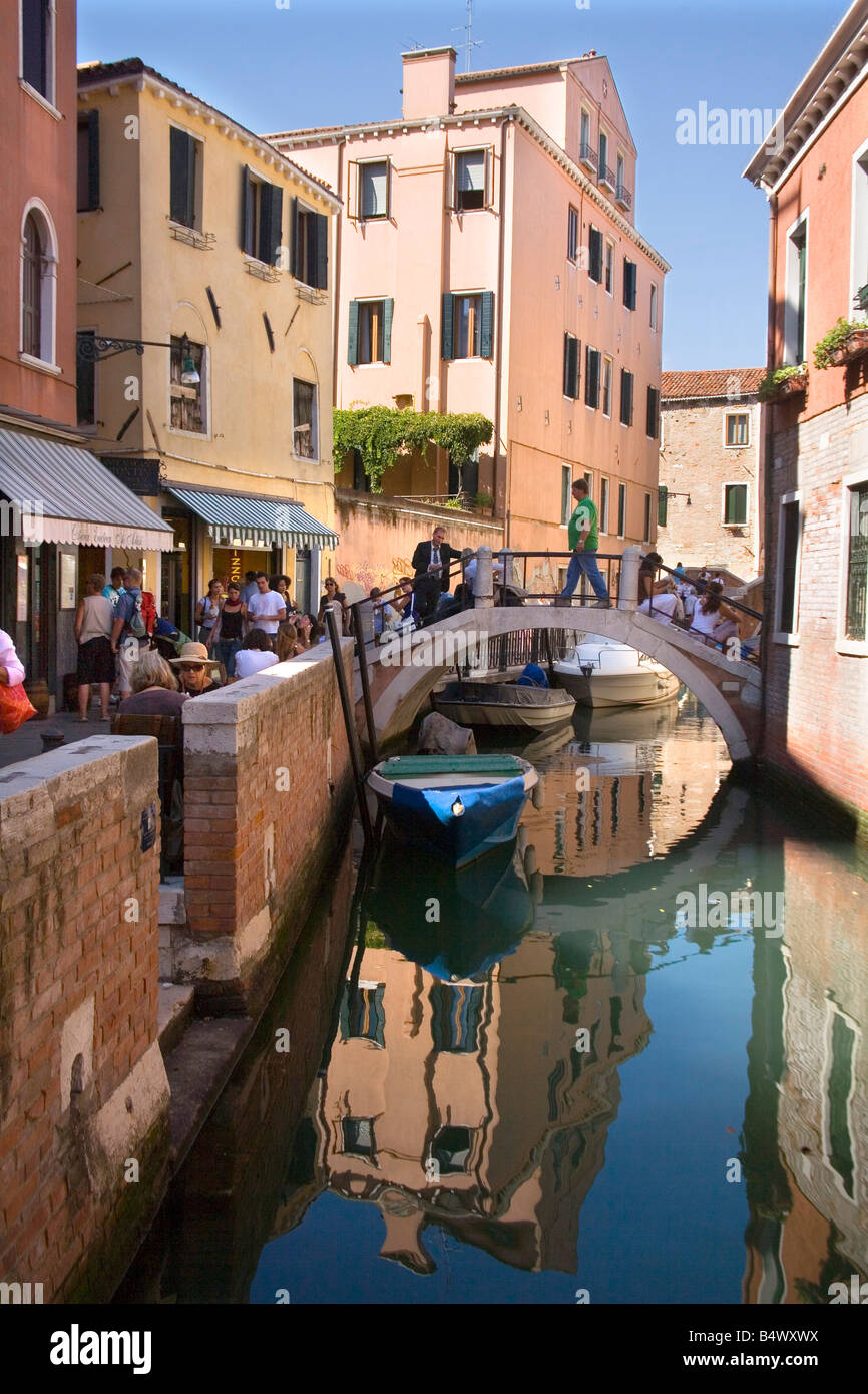 Il grazioso Canal con cafe e il ponte a Venezia Italia Foto Stock