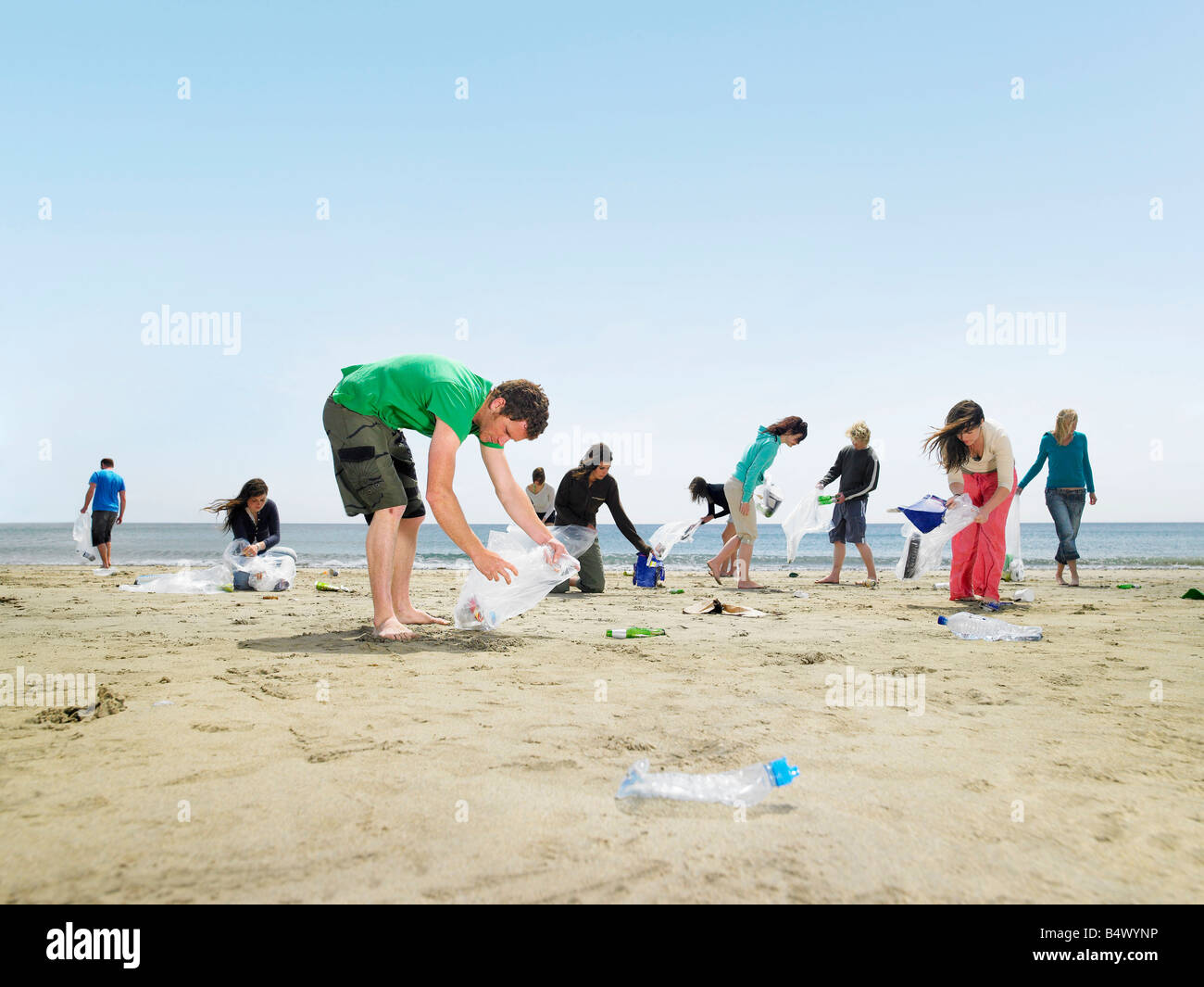 Giovani raccogliere rifiuti sulla spiaggia Foto Stock