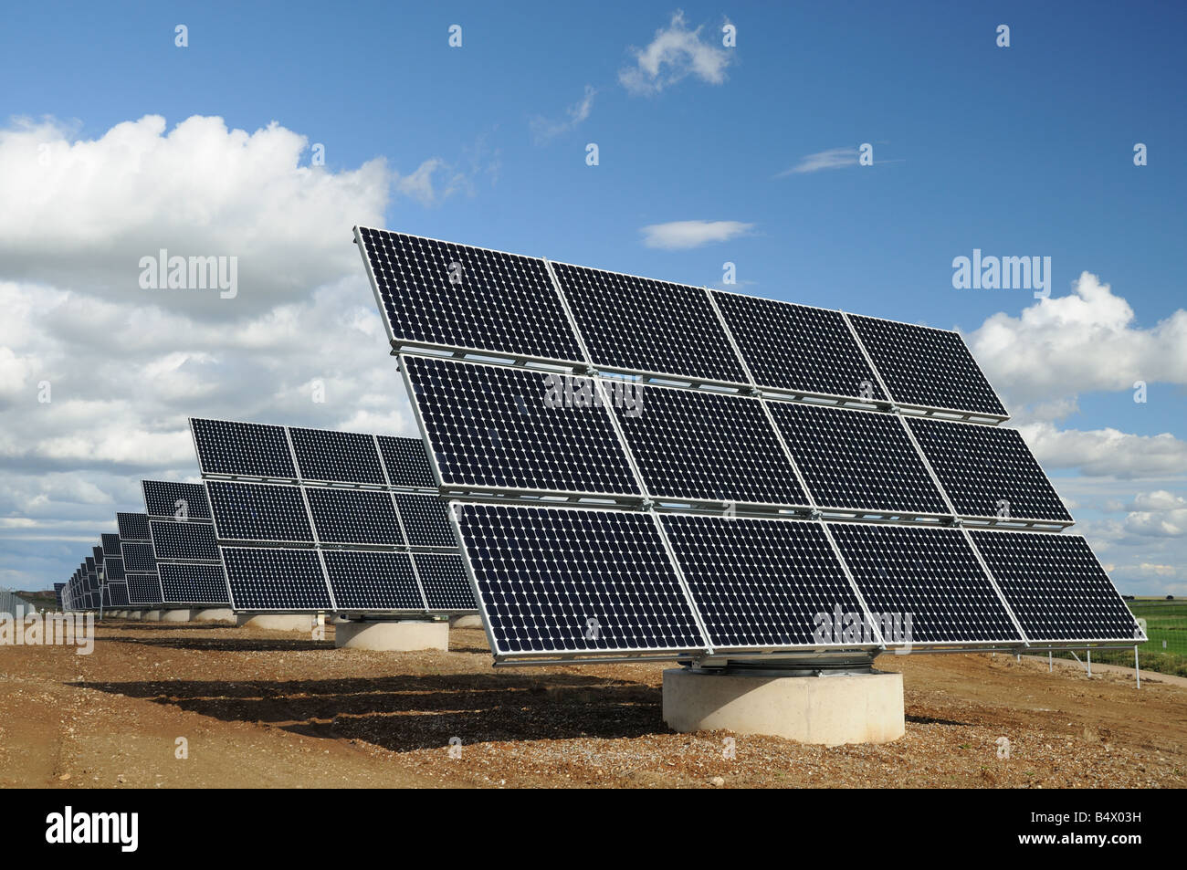 Pannello solare stazione di alimentazione impianto sulla N432 vicino a Llerena Spagna Foto Stock