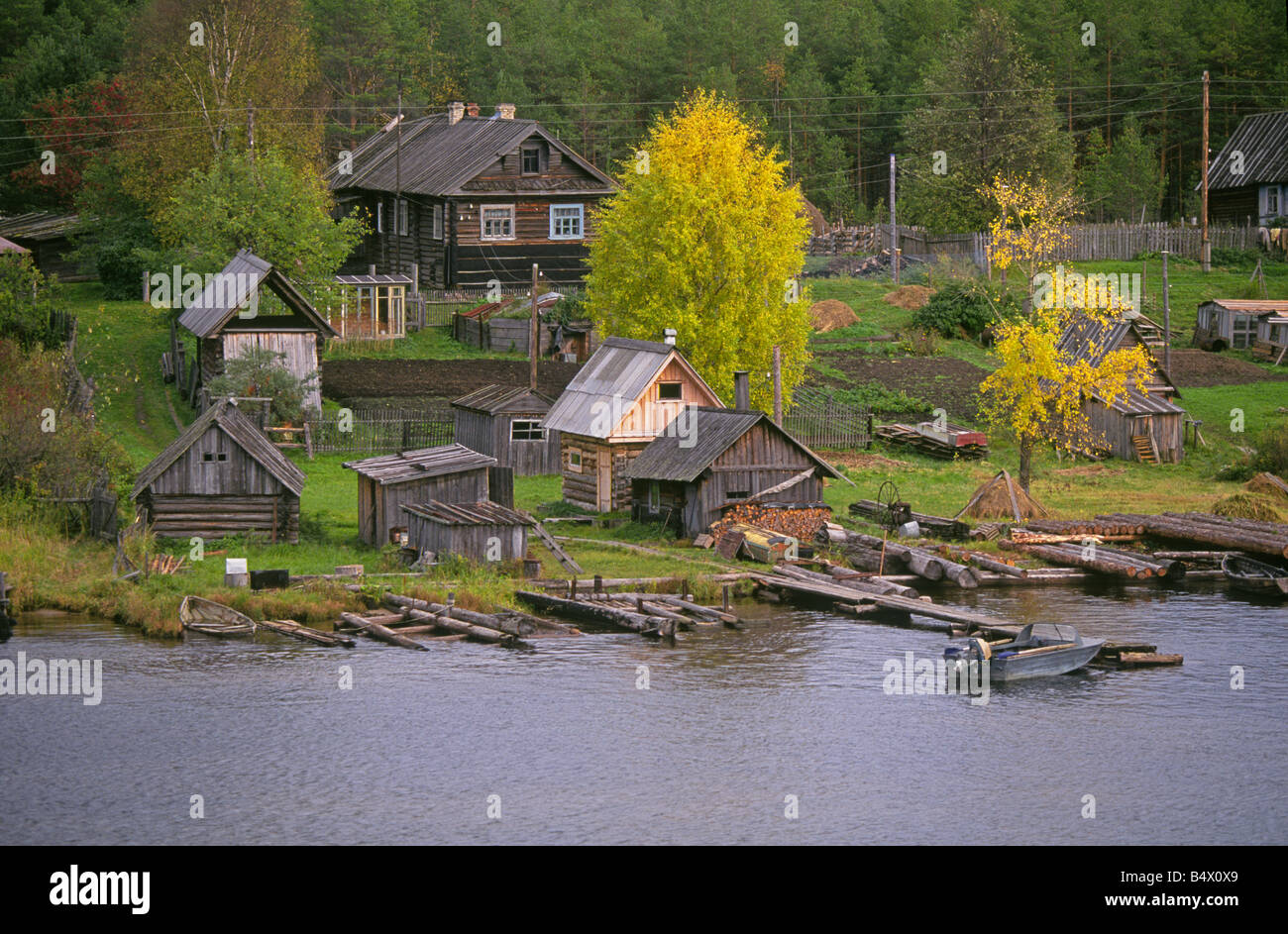 Una piccola fattoria dacha in un villaggio sul fiume sotto un tempestoso cielo di autunno lungo il fiume Volga tra Mosca e San Pietroburgo, Russia. Foto Stock