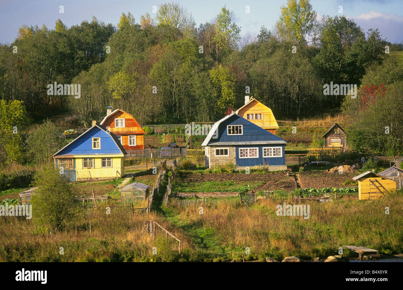Una piccola fattoria dacha in un villaggio sul fiume sotto un tempestoso cielo di autunno lungo il fiume Volga tra Mosca e San Pietroburgo, Russia. Foto Stock