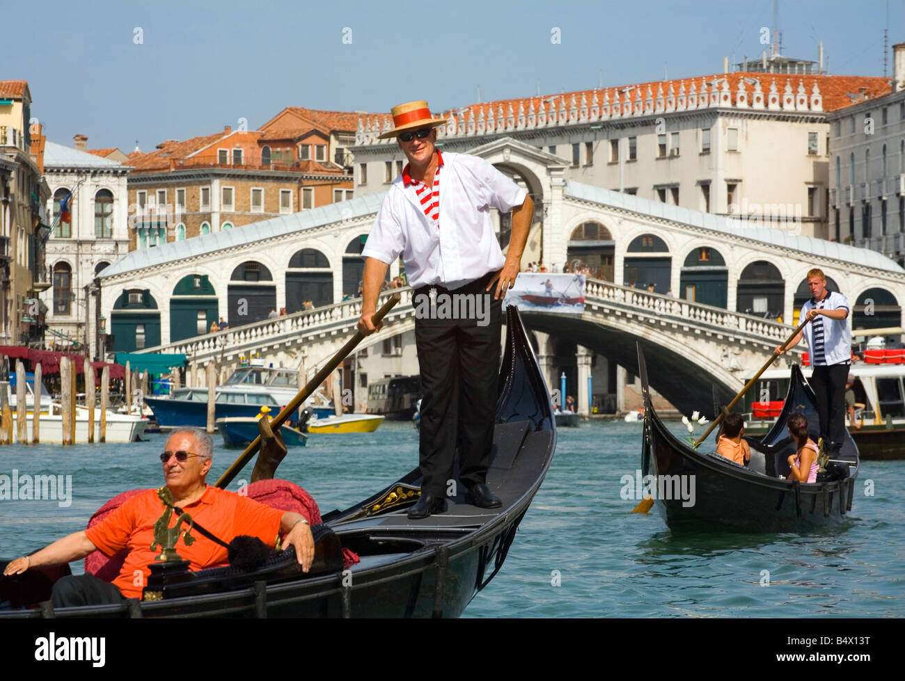 Fare un giro in Gondola vicino al Ponte di Rialto a Venezia Italia Foto Stock