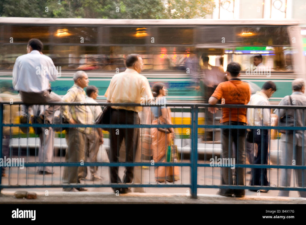 Popolo Indiano a ciondolare per le strade di New Delhi, India in attesa di un autobus Foto Stock