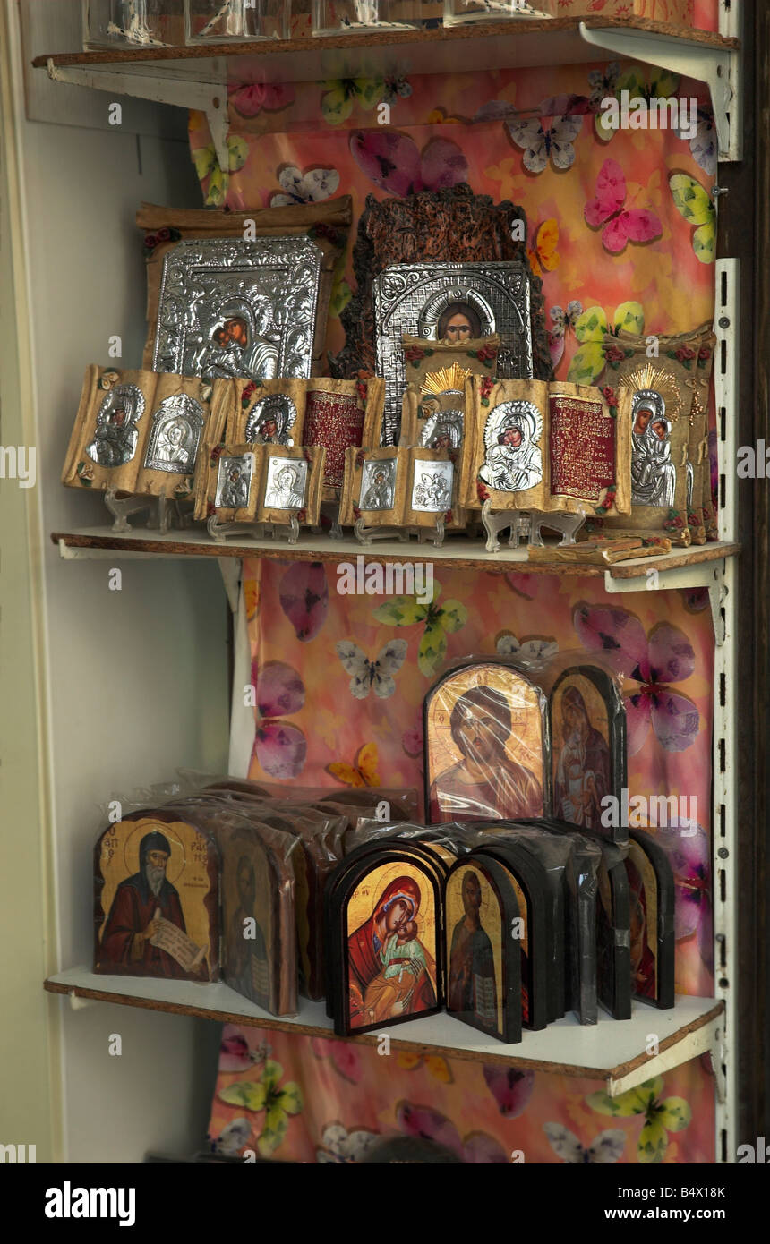 Visualizzazione di icone religiose negozio di souvenir nella città vecchia di Rethymnon Creta Grecia Settembre 2008 Foto Stock