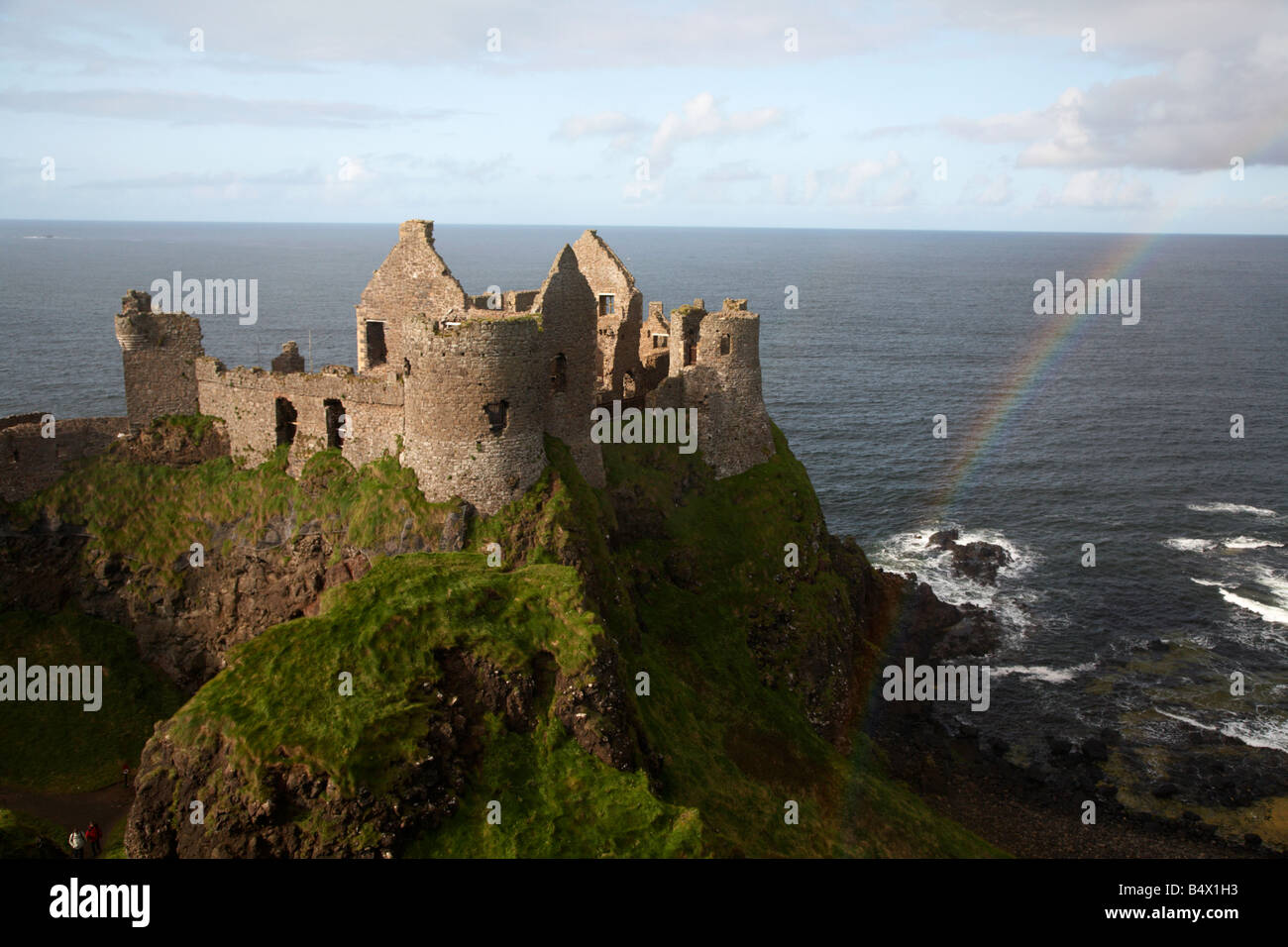 Dunluce Castle con arcobaleno e il nord linea costiera di Antrim County Antrim Irlanda del Nord Regno Unito uno dei luoghi delle riprese per il gioco dei troni Foto Stock