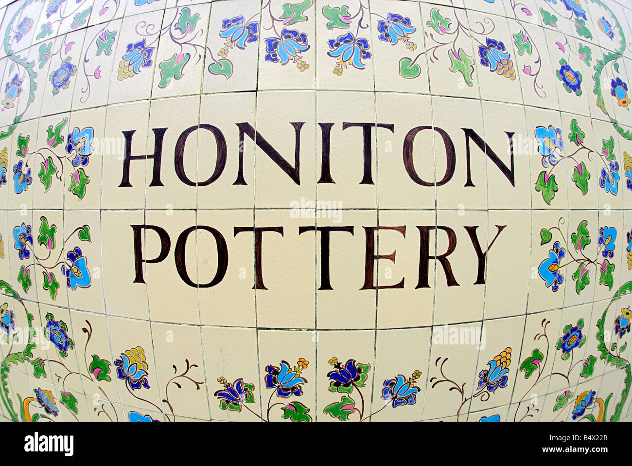 Honiton in ceramica segno, Honiton, Devon, Inghilterra, Regno Unito Foto Stock