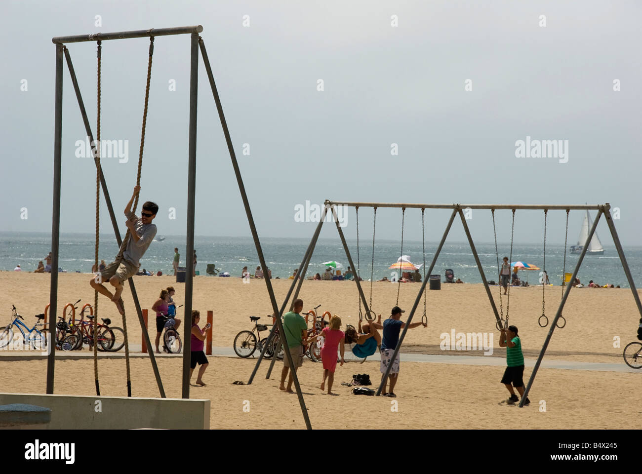 La spiaggia di Santa Monica CA folla di persone rilassante, nuotare, prendere il sole e divertirsi giocando i giochi, rendendo sandcastles, passeggiate, onde Foto Stock