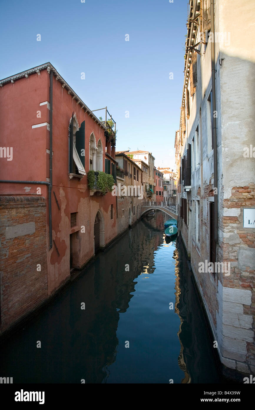 Piccolo e tranquillo canale di Venezia Foto Stock