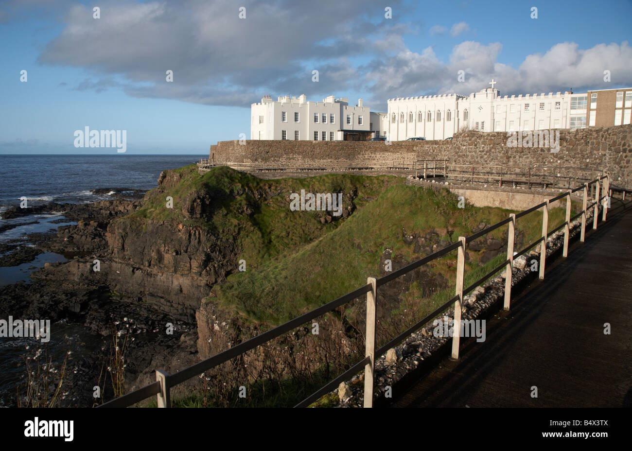 Clifftop percorso passato nel convento domenicano di portstewart county londonderry derry Irlanda del Nord Regno Unito Foto Stock