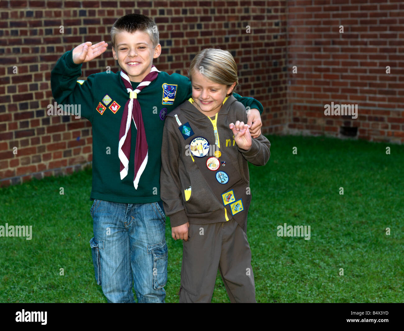 Cub e brownie con badge Foto Stock