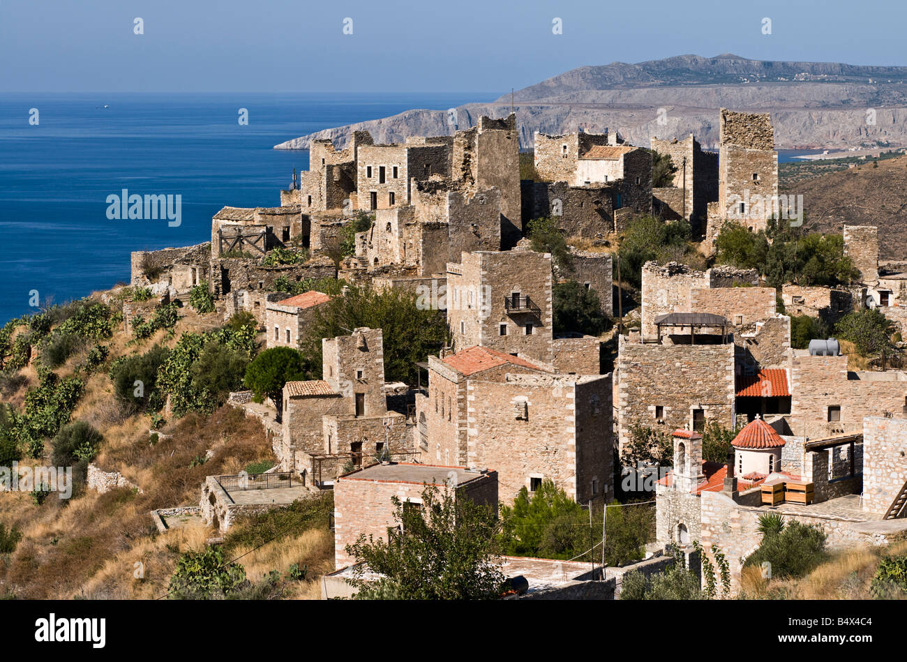 La torre in pietra case del villaggio di Vathia e la spettacolare costa del profondo Mani, sud del Peloponneso, Grecia Foto Stock