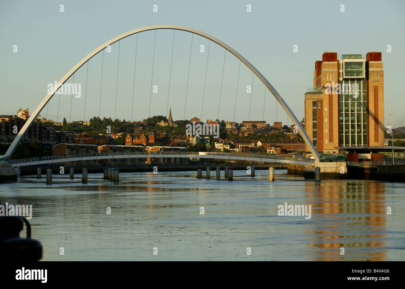 Il Millennium bridge tra Newcastle Gateshead Baltic Centre sul diritto di immagine Foto Stock