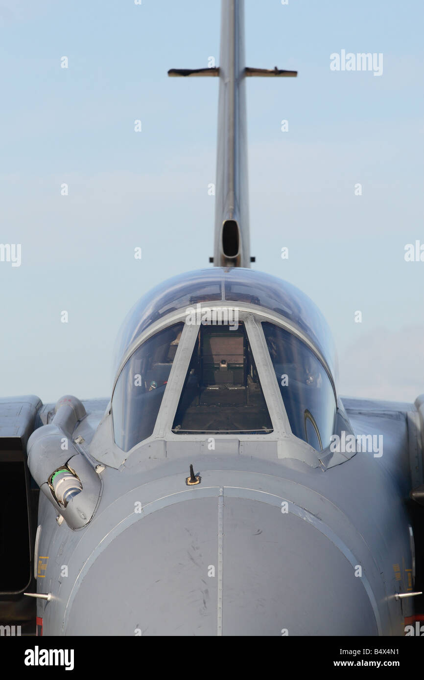 Royal Air Force RAF Tornado GR4 jet da combattimento aereo bombardiere naso sulla vista con in volo sonda per i rifornimenti di carburante sul lato sinistro Foto Stock