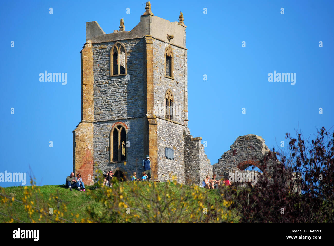 Rovine della chiesa di San Michele in cima a Burrow Mump, Burrowbridge, Somerset, Inghilterra, Regno Unito Foto Stock